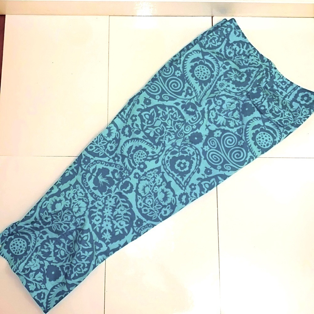 Ann Taylor teal blue floral cotton/ spandex capris. Size 6P. 20” length.